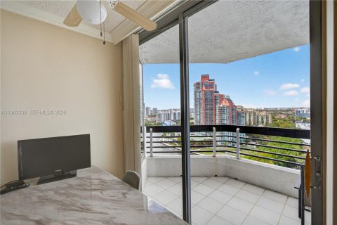 Condo in Aventura, Florida, 2 bedrooms  № 2028706 - photo 10