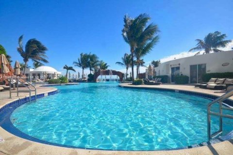 Condo in Sunny Isles Beach, Florida, 2 bedrooms  № 2014583 - photo 16