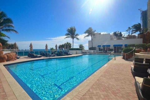 Condo in Sunny Isles Beach, Florida, 2 bedrooms  № 2014583 - photo 15