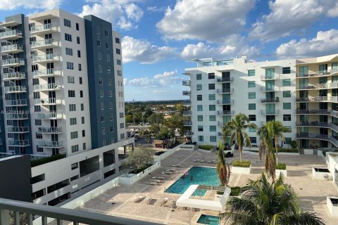 Condo in Hollywood, Florida, 2 bedrooms  № 1726833 - photo 1