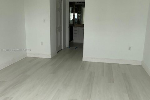 Condo in Hollywood, Florida, 2 bedrooms  № 1726833 - photo 23