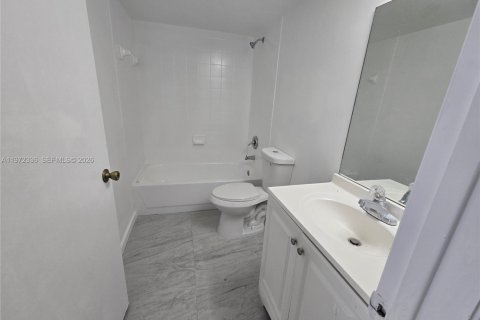 Снять в аренду кондоминиум в Майами, Флорида 3 спальни, 101.26м2, № 2033158 - фото 3