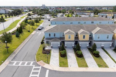 Townhouse in Four Corners, Florida 3 bedrooms, 154.12 sq.m. № 2214761 - photo 2