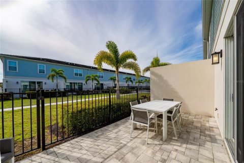Townhouse in Four Corners, Florida 3 bedrooms, 154.12 sq.m. № 2214761 - photo 30