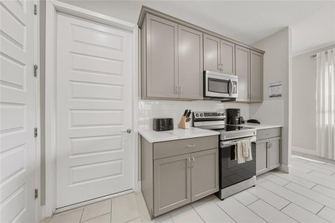 Townhouse in Four Corners, Florida 3 bedrooms, 154.12 sq.m. № 2214761 - photo 15