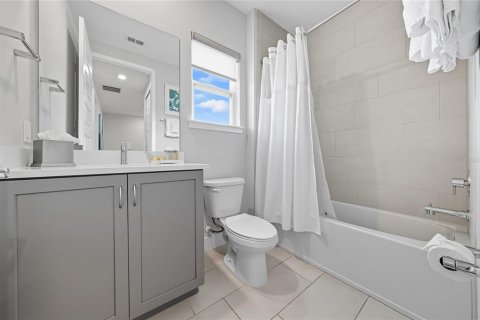 Townhouse in Four Corners, Florida 3 bedrooms, 154.12 sq.m. № 2214761 - photo 24