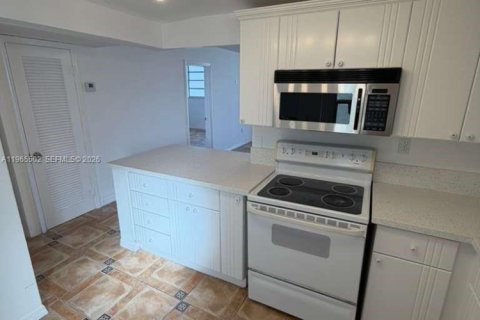 Condo in Miami Beach, Florida, 1 bedroom № 2027041 - photo 9