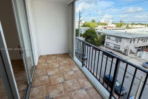 Condo in Miami Beach, Florida, 1 bedroom № 2027041 - photo 13