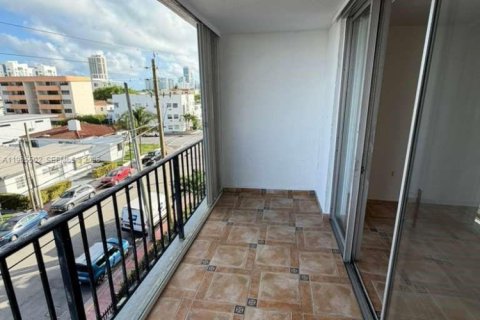 Condo in Miami Beach, Florida, 1 bedroom № 2027041 - photo 12