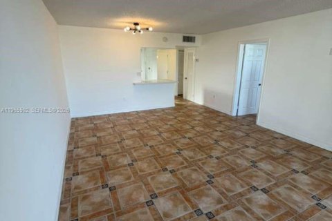 Condo in Miami Beach, Florida, 1 bedroom № 2027041 - photo 15