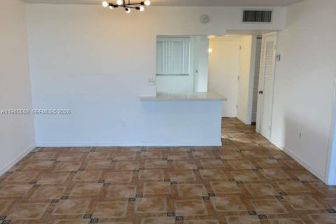 Condo in Miami Beach, Florida, 1 bedroom № 2027041 - photo 10