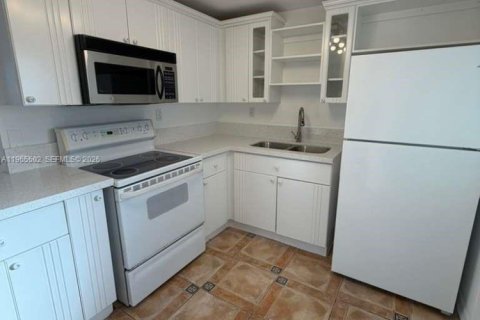 Condo in Miami Beach, Florida, 1 bedroom № 2027041 - photo 11