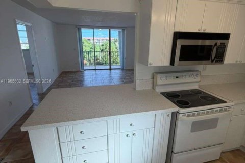 Condo in Miami Beach, Florida, 1 bedroom № 2027041 - photo 8