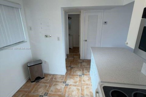 Condo in Miami Beach, Florida, 1 bedroom № 2027041 - photo 4