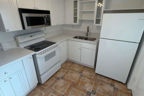 Condo in Miami Beach, Florida, 1 bedroom № 2027041 - photo 2