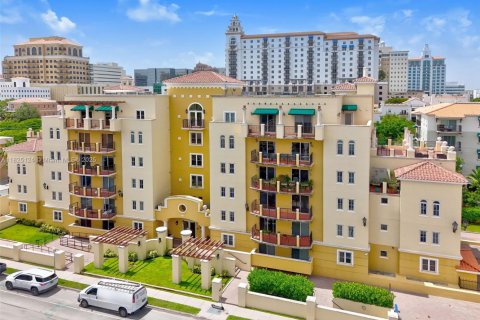 Condo in Coral Gables, Florida, 2 bedrooms  № 1794056 - photo 1