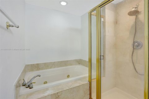 Condo in Coral Gables, Florida, 2 bedrooms  № 1794056 - photo 9