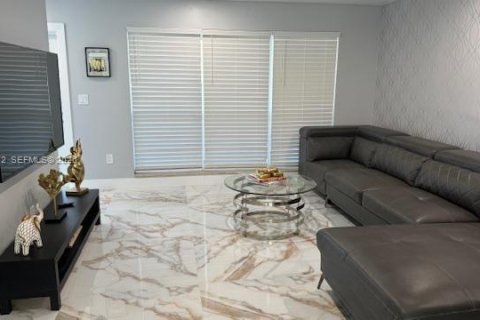 Villa ou maison à louer à Oakland Park, Floride: 3 chambres, 160.26 m2 № 2027763 - photo 2