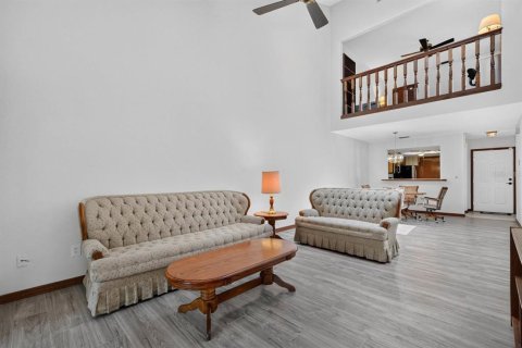 Townhouse in New Smyrna Beach, Florida 2 bedrooms, 158.49 sq.m. № 2156042 - photo 5