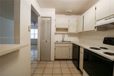 Снять в аренду кондоминиум в Майами, Флорида 2 спальни, 82.68м2, № 2047174 - фото 8