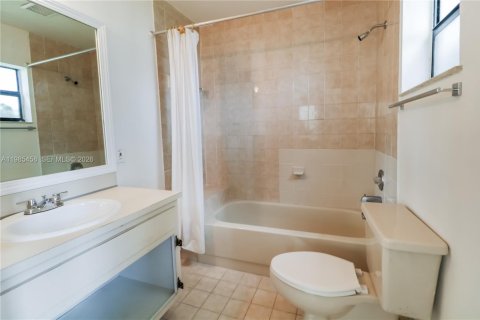 Снять в аренду кондоминиум в Майами, Флорида 2 спальни, 82.68м2, № 2047174 - фото 15