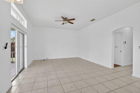 Купить виллу или дом в Пемброк-Пайнс, Флорида 5 спален, 238.02м2, № 2066613 - фото 14