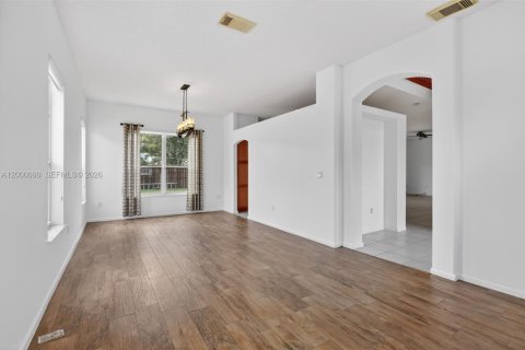 Купить виллу или дом в Пемброк-Пайнс, Флорида 5 спален, 238.02м2, № 2066613 - фото 9