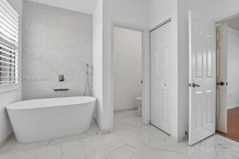 Купить виллу или дом в Пемброк-Пайнс, Флорида 5 спален, 238.02м2, № 2066613 - фото 23