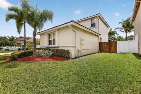 Купить виллу или дом в Пемброк-Пайнс, Флорида 5 спален, 238.02м2, № 2066613 - фото 2