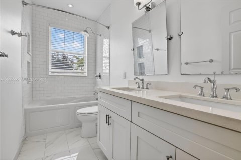 Купить виллу или дом в Пемброк-Пайнс, Флорида 5 спален, 238.02м2, № 2066613 - фото 28