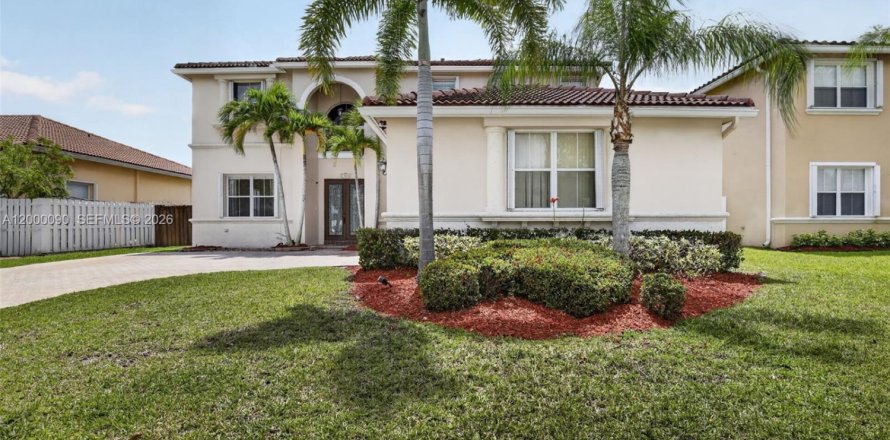 Дом в Пемброк-Пайнс, Флорида 5 спален, 238.02м2 № 2066613