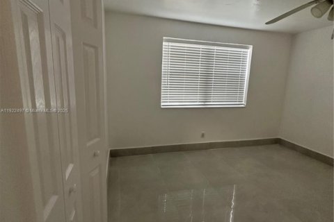 Villa ou maison à louer à Hallandale Beach, Floride: 4 chambres, 161.65 m2 № 2018884 - photo 4