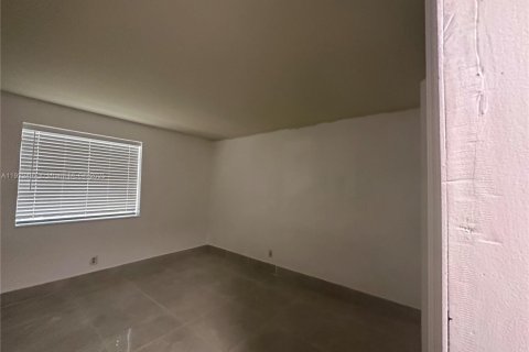 Villa ou maison à louer à Hallandale Beach, Floride: 4 chambres, 161.65 m2 № 2018884 - photo 3