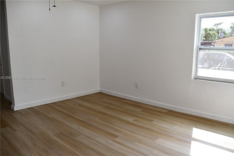 Villa ou maison à louer à Miami, Floride: 2 chambres, 55.74 m2 № 2389800 - photo 7