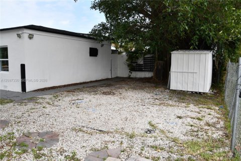 Villa ou maison à louer à Miami, Floride: 2 chambres, 55.74 m2 № 2389800 - photo 3