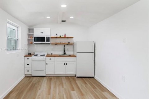 Villa ou maison à louer à Miami, Floride: 2 chambres, 55.74 m2 № 2389800 - photo 4