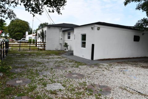 Villa ou maison à louer à Miami, Floride: 2 chambres, 55.74 m2 № 2389800 - photo 2