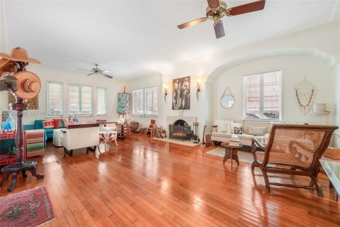 Propiedad comercial en venta en Coral Gables, Florida, 459.49 m2 № 1992685 - foto 12