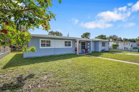 Villa ou maison à vendre à Miami Gardens, Floride: 4 chambres, 159.61 m2 № 1969032 - photo 5
