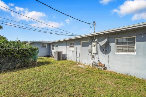 Villa ou maison à vendre à Miami Gardens, Floride: 4 chambres, 159.61 m2 № 1969032 - photo 29