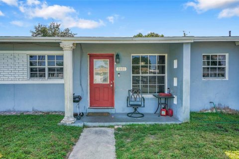 Villa ou maison à vendre à Miami Gardens, Floride: 4 chambres, 159.61 m2 № 1969032 - photo 1