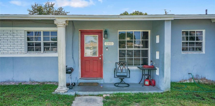 Villa ou maison à Miami Gardens, Floride 4 chambres, 159.61 m2 № 1969032