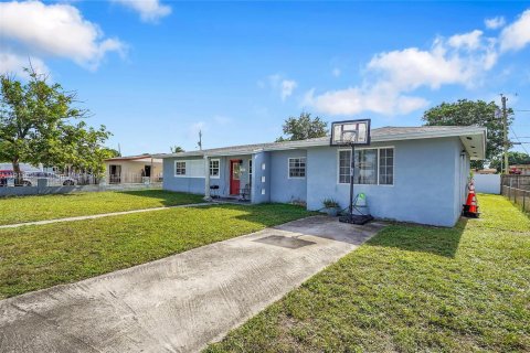 Villa ou maison à vendre à Miami Gardens, Floride: 4 chambres, 159.61 m2 № 1969032 - photo 4