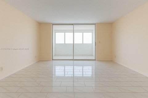 Condo in Hallandale Beach, Florida, 1 bedroom  № 1726825 - photo 2