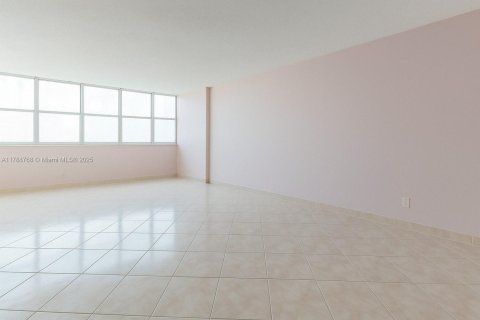 Condo in Hallandale Beach, Florida, 1 bedroom  № 1726825 - photo 10