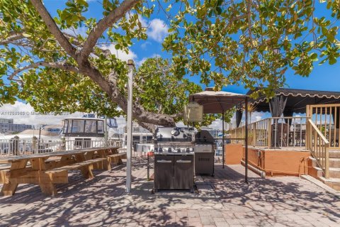 Condo in Hallandale Beach, Florida, 1 bedroom  № 1726825 - photo 16