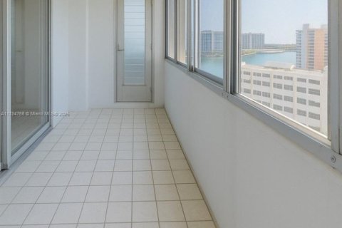 Condo in Hallandale Beach, Florida, 1 bedroom  № 1726825 - photo 3