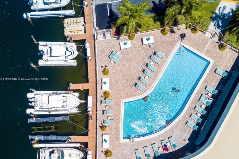 Condo in Hallandale Beach, Florida, 1 bedroom  № 1726825 - photo 5
