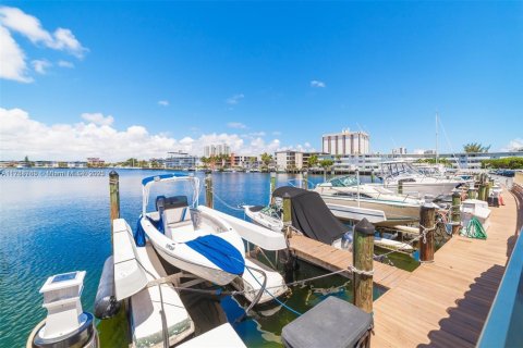 Condo in Hallandale Beach, Florida, 1 bedroom  № 1726825 - photo 13