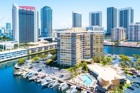 Condo in Hallandale Beach, Florida, 1 bedroom  № 1726825 - photo 1